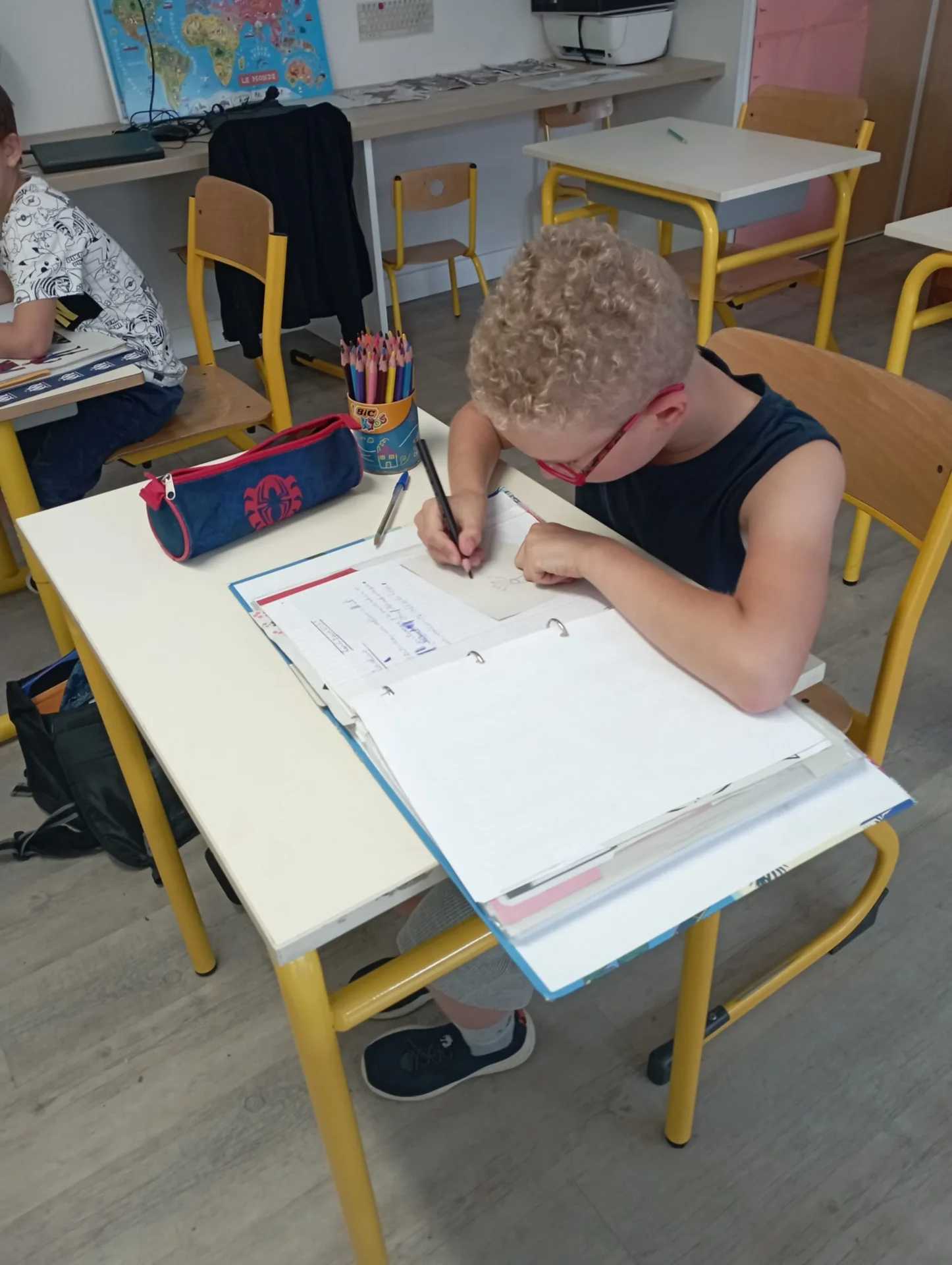 Esteban en classe scaled